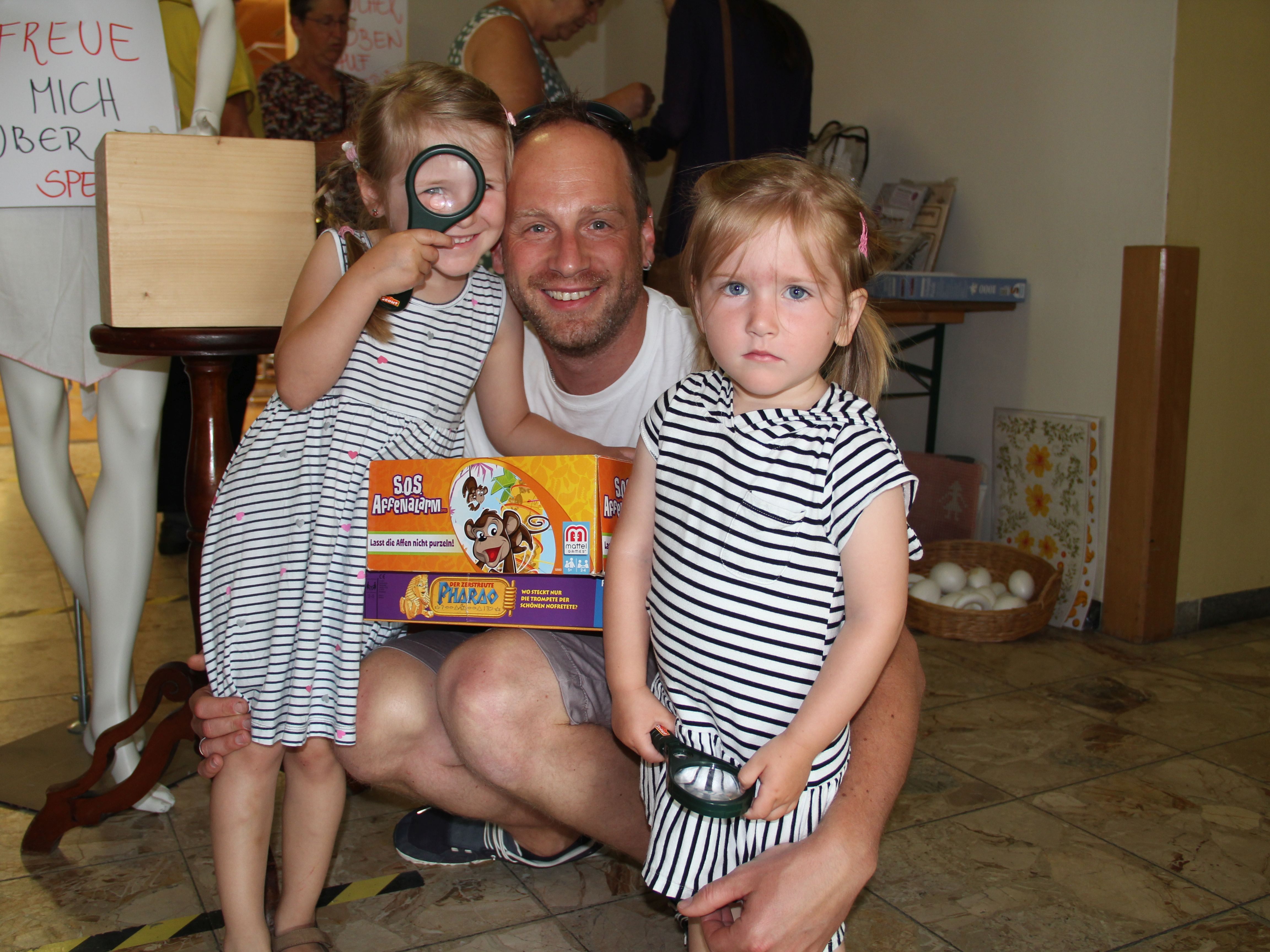 Lukas Stüttler mit seinen beiden Töchtern Sophia und Lena hatte gleich für beide etwas Passendes gefunden.