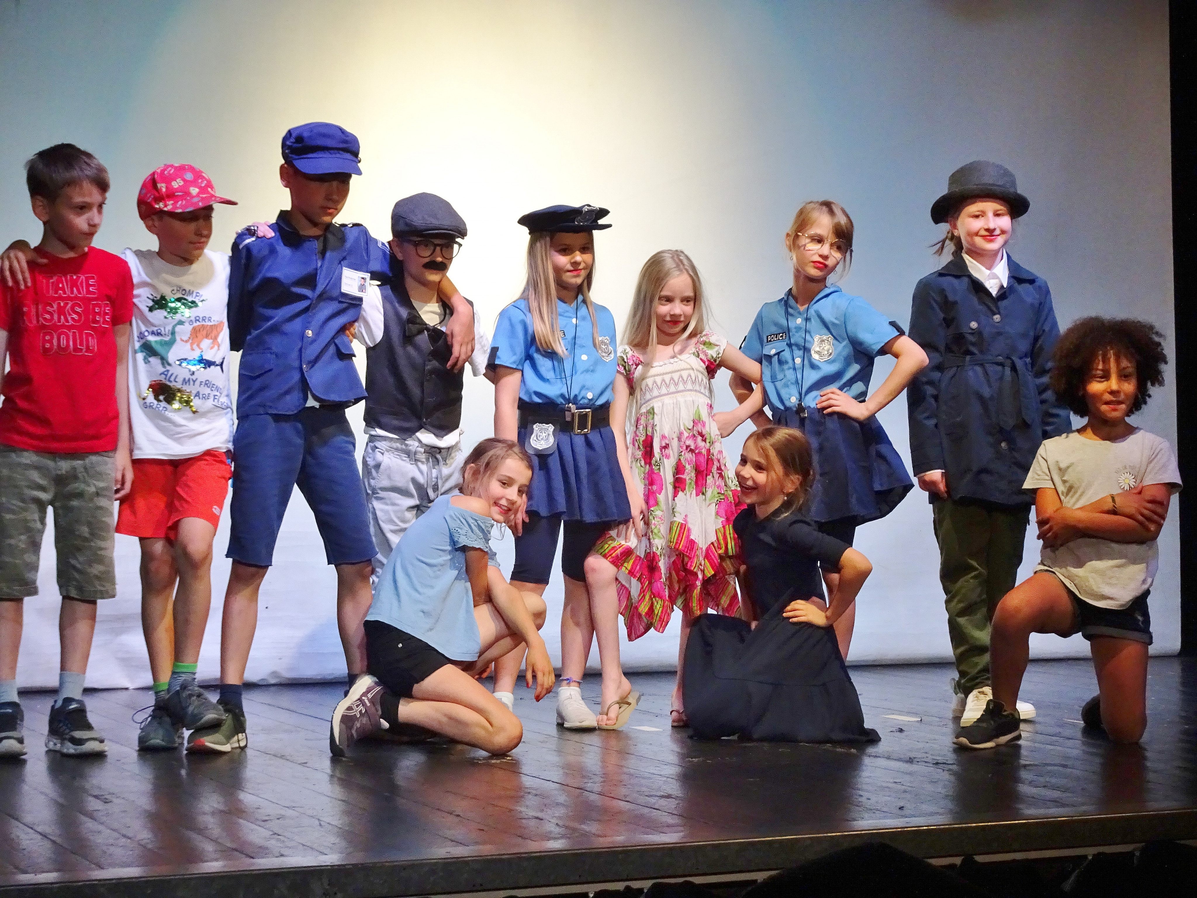 Die TIK-Kids begeisterten mit ihrem ersten Theaterstück "Bonny und Clyde im Museum" das Publikum. Die TIK-Kids begeisterten mit ihrem ersten Theaterstück "Bonny und Clyde im Museum" das Publikum.