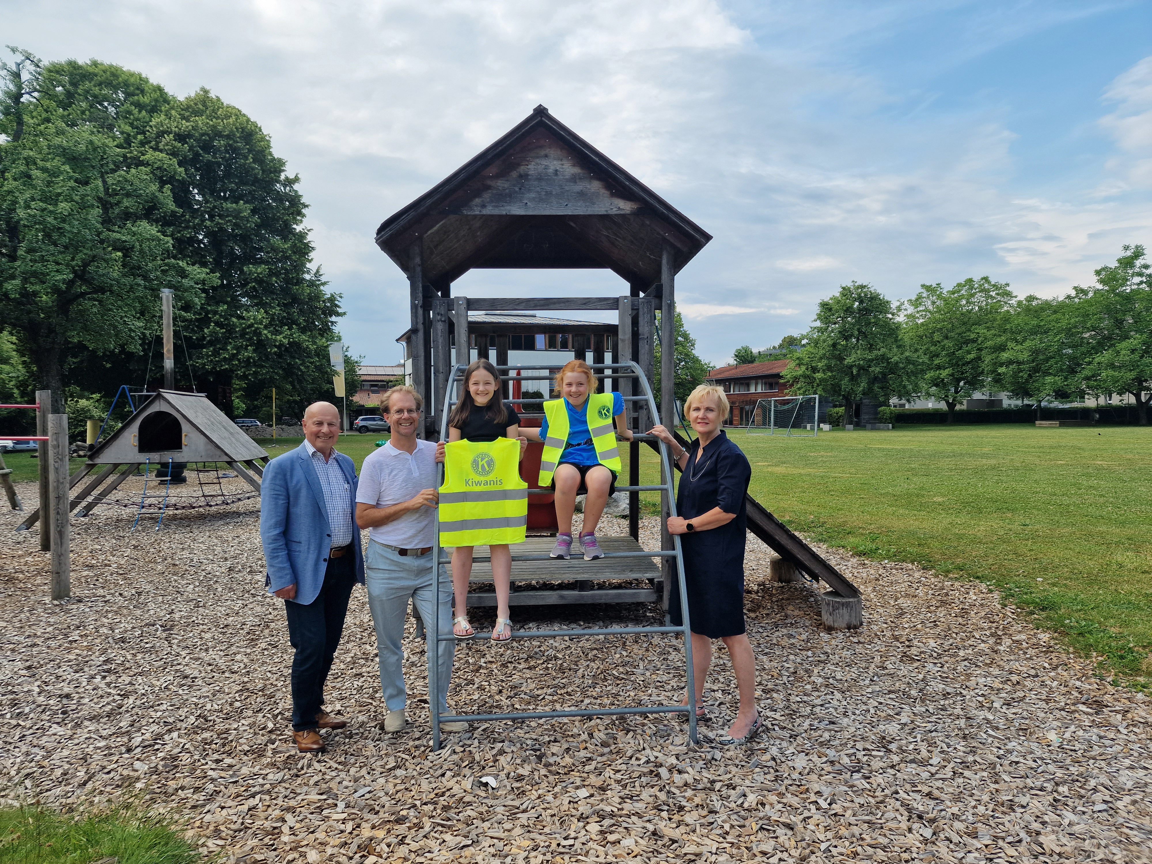 Bei der Übergabe mit dabei: Manfred Puchner (Kiwanis), Simon Burtscher-Mathis (Vorarlberger Kinderdorf) und Andrea Amann vom Kiwans Club Feldkirch-Montfort sowie zwei Kinder von Mitarbeitenden des Vorarlberger Kinderdorfs.