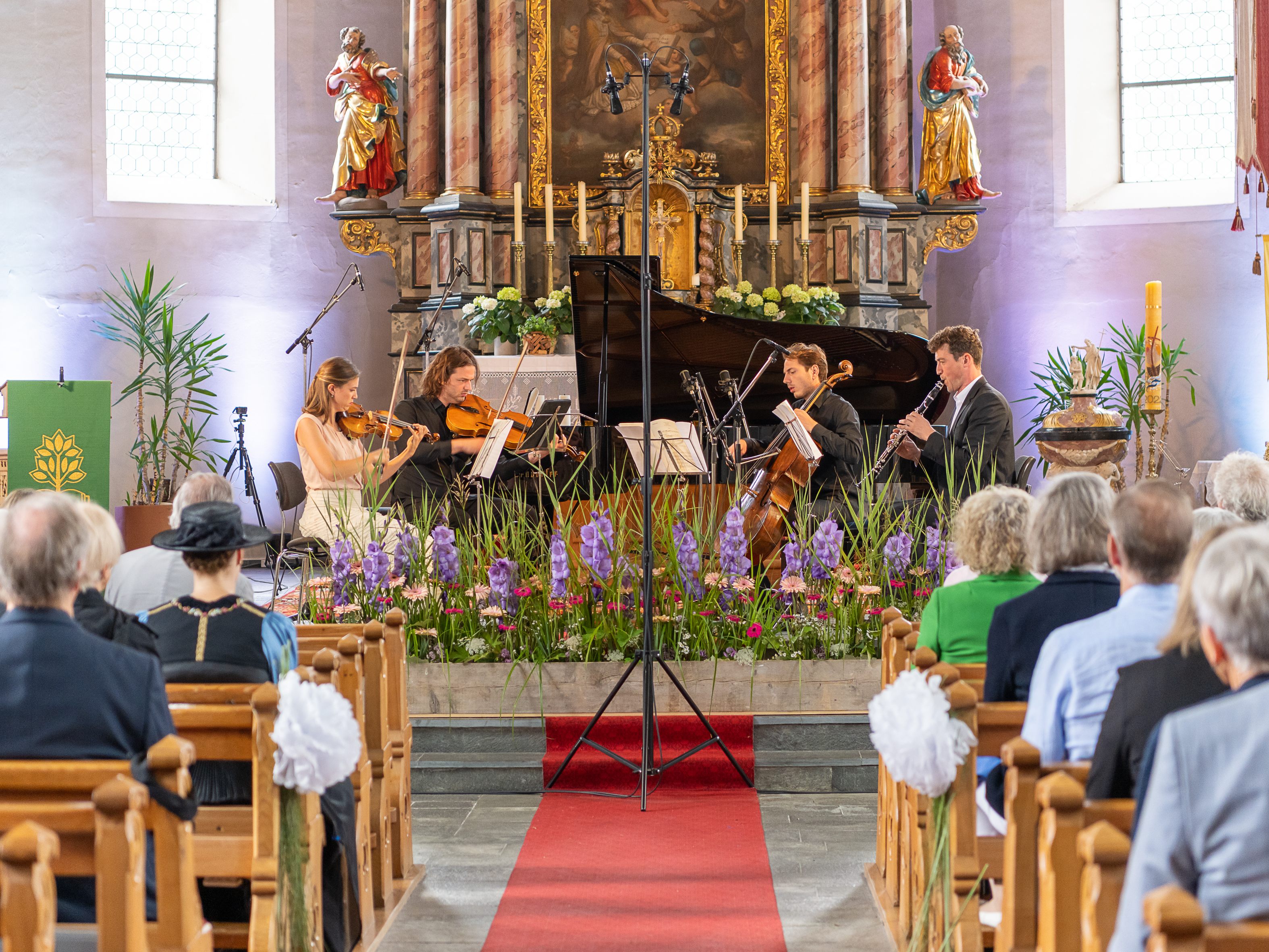 Szene aus einem Konzert 2022 in der Krumbacher Pfarrkirche St. Martin. Szene aus einem Konzert 2022 in der Krumbacher Pfarrkirche St. Martin.