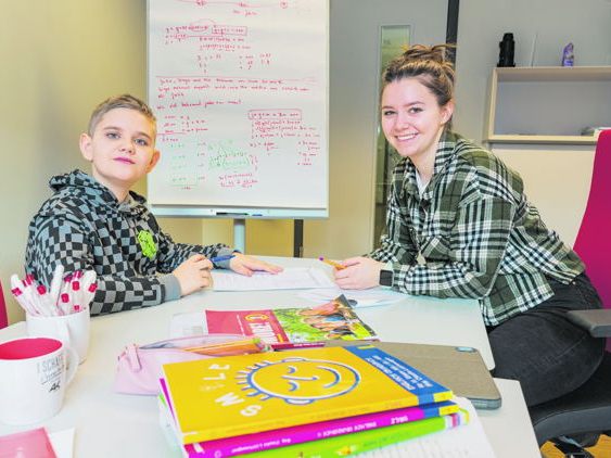 Stures Pauken? Nicht bei der kostenlosen Lernbegleitung der AK: Hier stehen nachhaltige Wissensvermittlung und Spaß im Vordergrund. (Copyright: AK Vorarlberg)