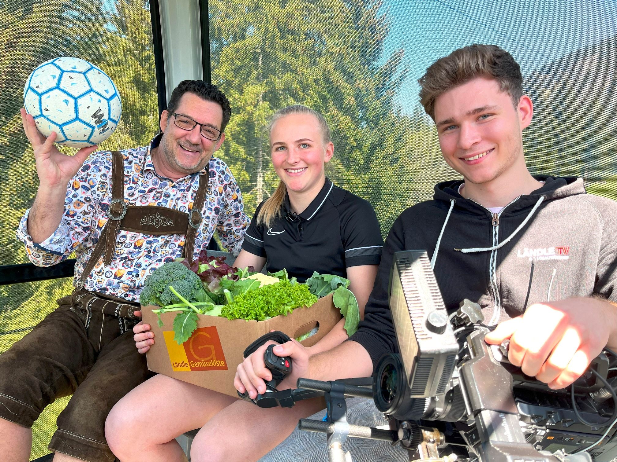 Laura Wrann (mi) gondelt mit Andreas Seeburger (li) und LÄNDLE TV Kameramann Simon Rüdisser (re) auf den Muttersberg und zeigt ihr Talent.