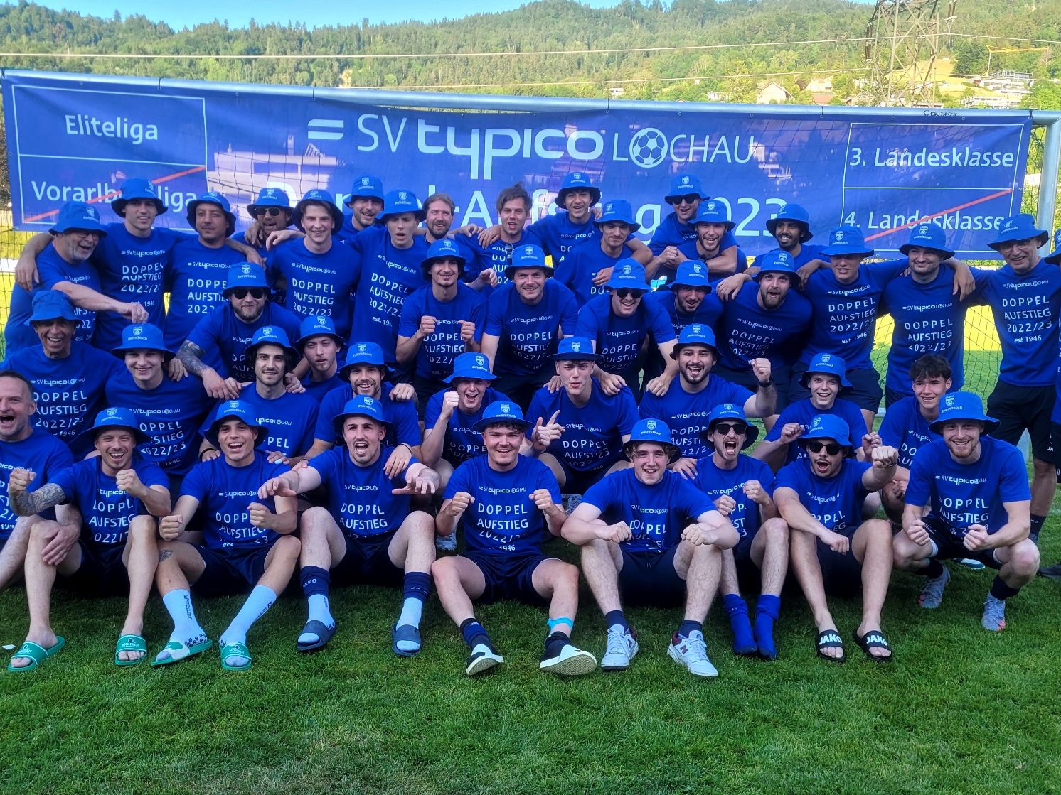 Große Doppel-Aufstiegs-Party des SV typico Lochau im Stadion Hoferfeld nach einer erfolgreich abgeschlossenen Meisterschaft 2022/2023, im Bild die Kampfmannschaft und die Lochau 1b Juniors. Große Doppel-Aufstiegs-Party des SV typico Lochau im Stadion Hoferfeld nach einer erfolgreich abgeschlossenen Meisterschaft 2022/2023, im Bild die Kampfmannschaft und die Lochau 1b Juniors.