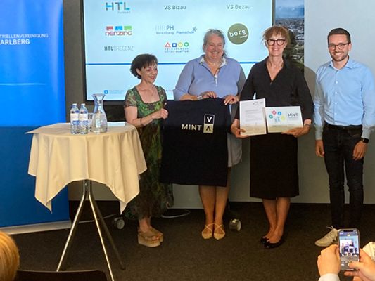 Direktorin Claudia Vögel bei der feierlichen Überreichung der MINT-Urkunde (v.l.n.r. Bildungsdirektorin Evelyn Marte-Stefani, MINT-Koordinatorin Andrea Huber, HTL Bregenz Direktorin Claudia Vögel, Geschäftsführer Industriellen Vereinigung Vorarlberg Christian Zoll) Direktorin Claudia Vögel bei der feierlichen Überreichung der MINT-Urkunde (v.l.n.r. Bildungsdirektorin Evelyn Marte-Stefani, MINT-Koordinatorin Andrea Huber, HTL Bregenz Direktorin Claudia Vögel, Geschäftsführer Industriellen Vereinigung Vorarlberg Christian Zoll)