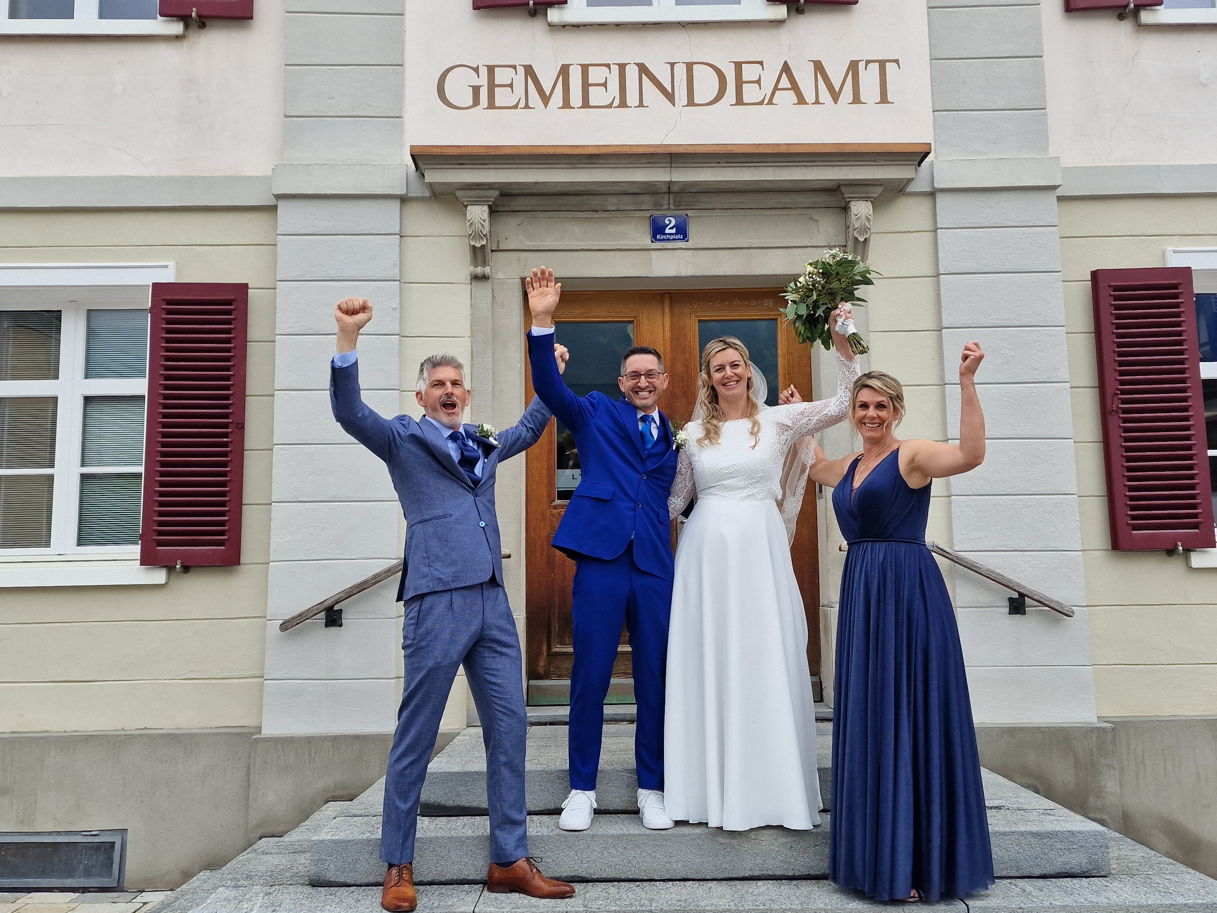 Das frisch vermählte Brautpaar mit den Trauzeugen präsentiert sich den Fotografen und Gästen. Das frisch vermählte Brautpaar mit den Trauzeugen präsentiert sich den Fotografen und Gästen.