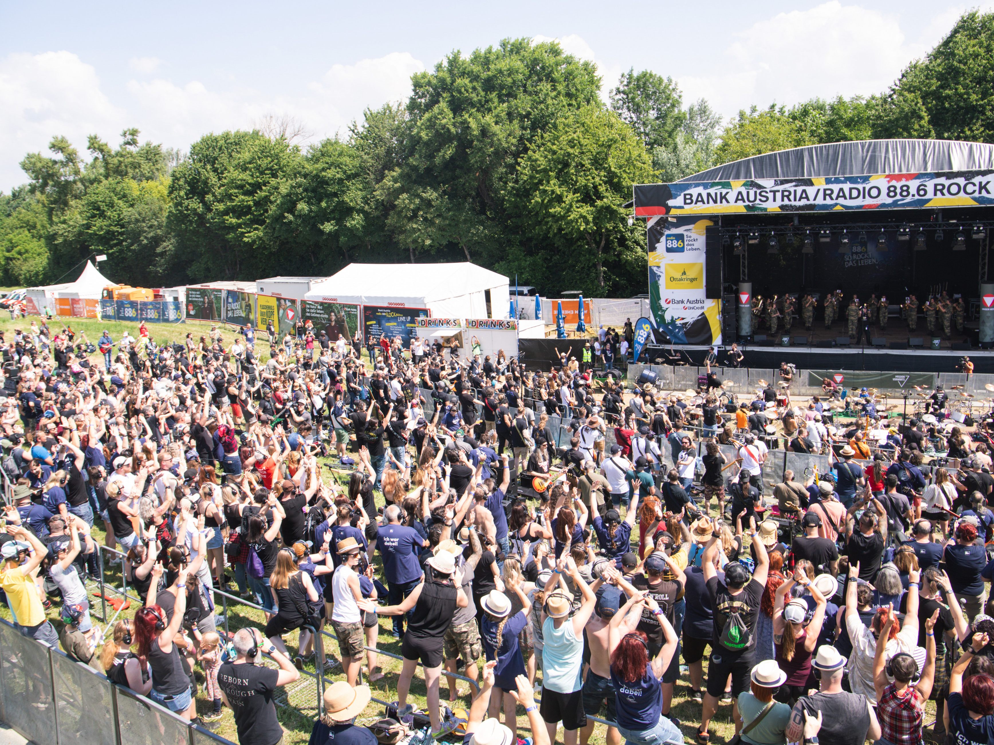 Am Wiener Donauinselfest wurde ein neuer Weltrekord aufgestellt. Am Wiener Donauinselfest wurde ein neuer Weltrekord aufgestellt.