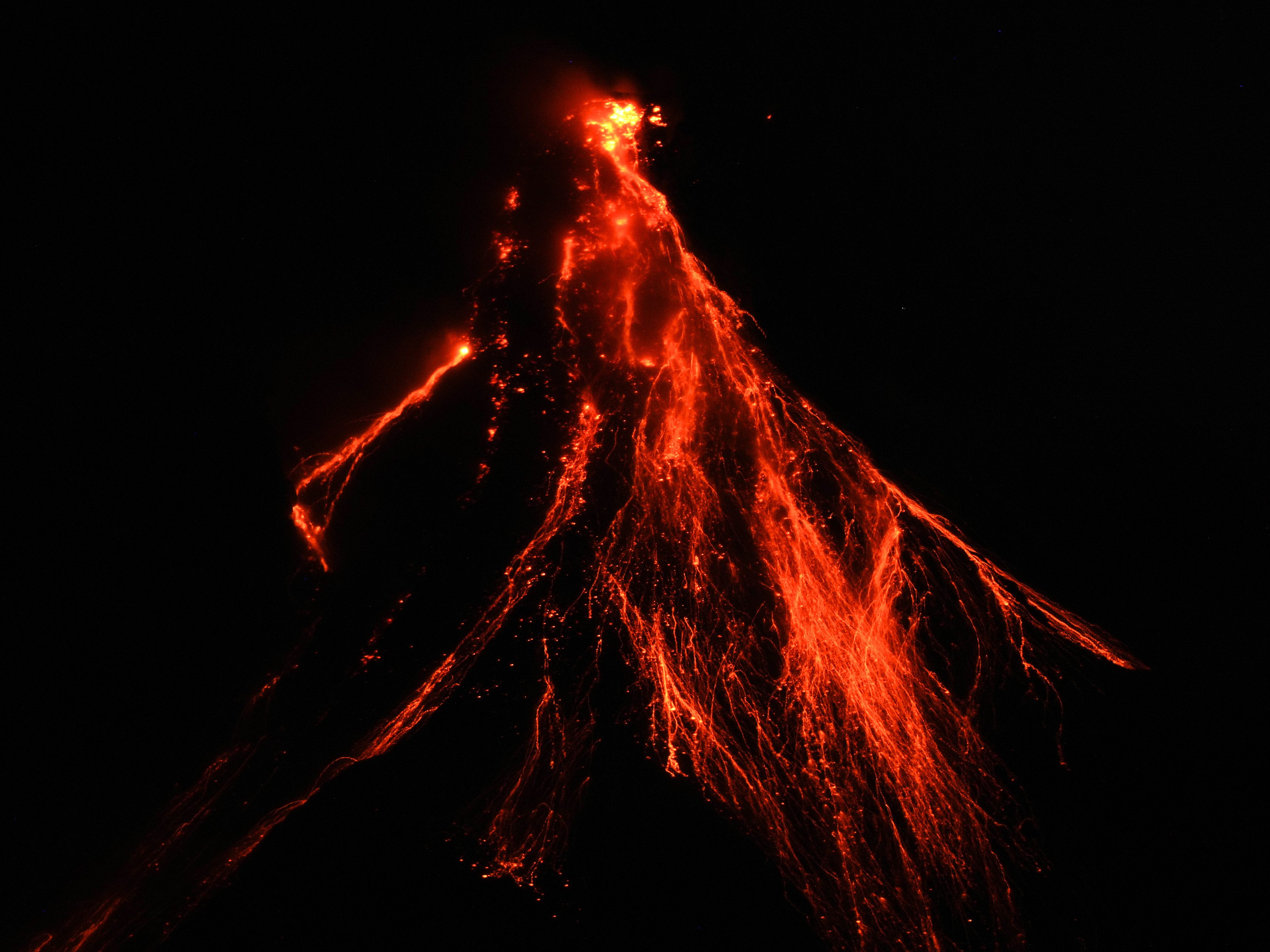 Der Vulkan Mayon steht kurz vor einem Ausbruch. Der Vulkan Mayon steht kurz vor einem Ausbruch.