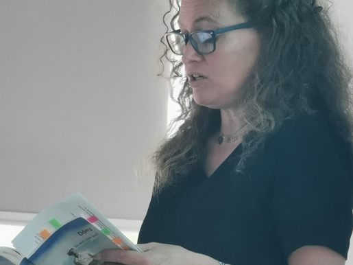 Sabine Grohs sprach mit Schülerinnen und Schülern des Poly Bludenz über ihr aktuelles Werk „Dönz“. Sabine Grohs sprach mit Schülerinnen und Schülern des Poly Bludenz über ihr aktuelles Werk „Dönz“.