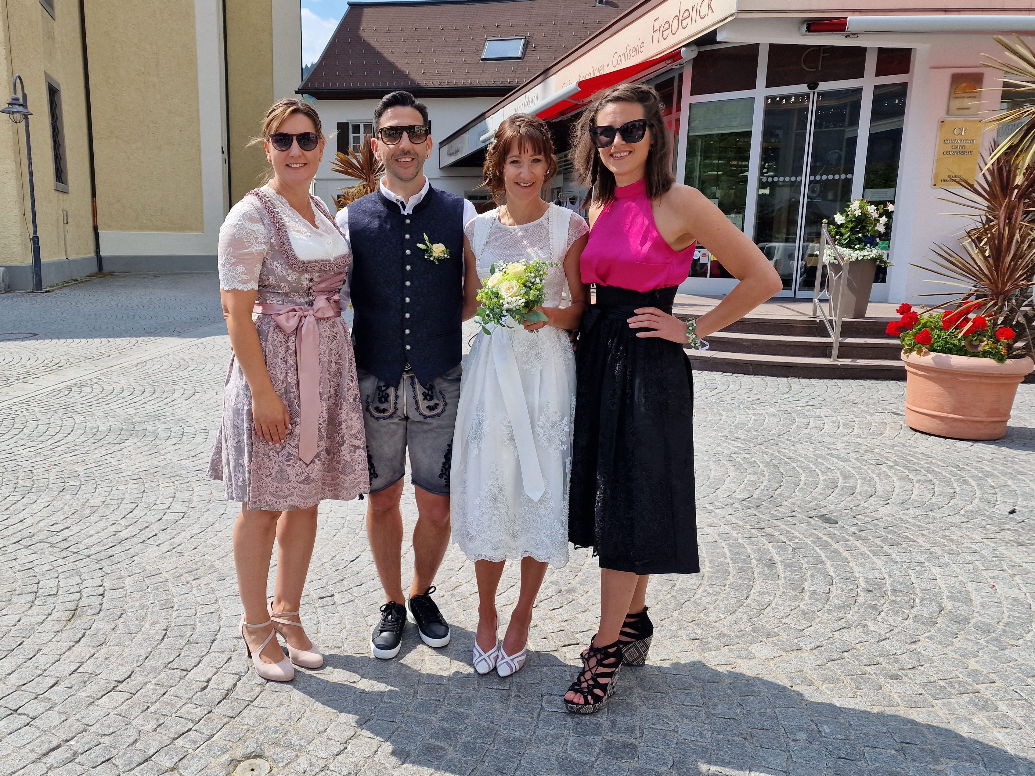 Das Brautpaar Susanne Rebecca Oberhuber und Christian Raghias sind auf dem Weg zum Standesamt. Das Brautpaar Susanne Rebecca Oberhuber und Christian Raghias sind auf dem Weg zum Standesamt.