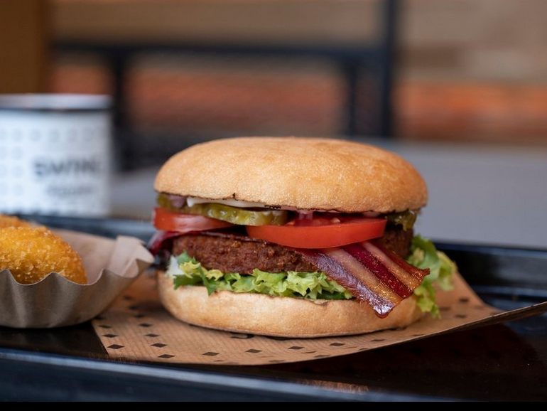 Bei Swing Kitchen aus Wien gibt es erschwingliches veganes Fast Food. Bei Swing Kitchen aus Wien gibt es erschwingliches veganes Fast Food.