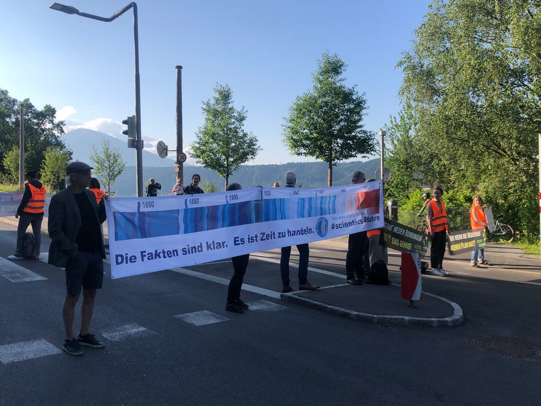 Klimaaktivisten blockierten mehrere Straßen in Innsbruck. Klimaaktivisten blockierten mehrere Straßen in Innsbruck.