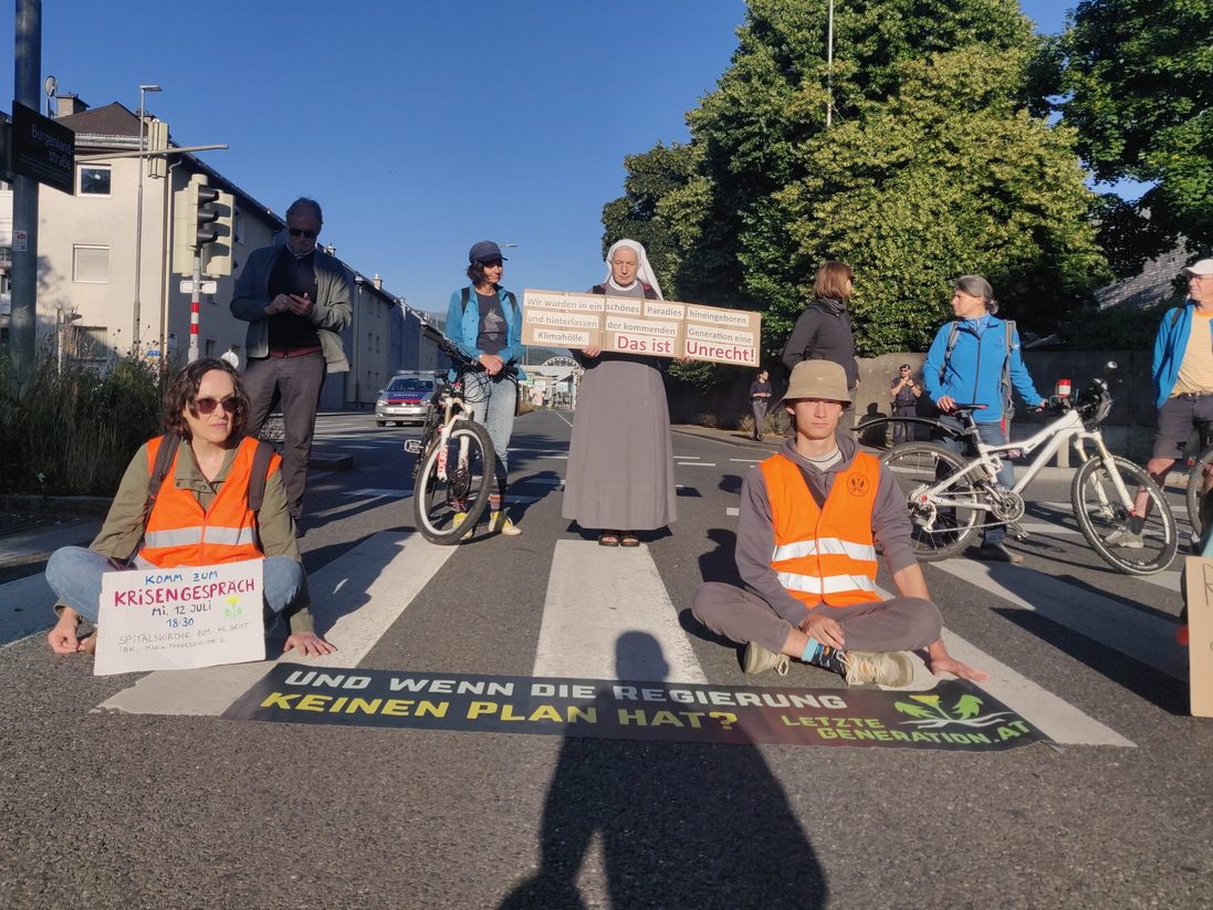 Donnerstagmorgen blockierten Klimakleber erneut den Frühverkehr in Innsbruck. Donnerstagmorgen blockierten Klimakleber erneut den Frühverkehr in Innsbruck.