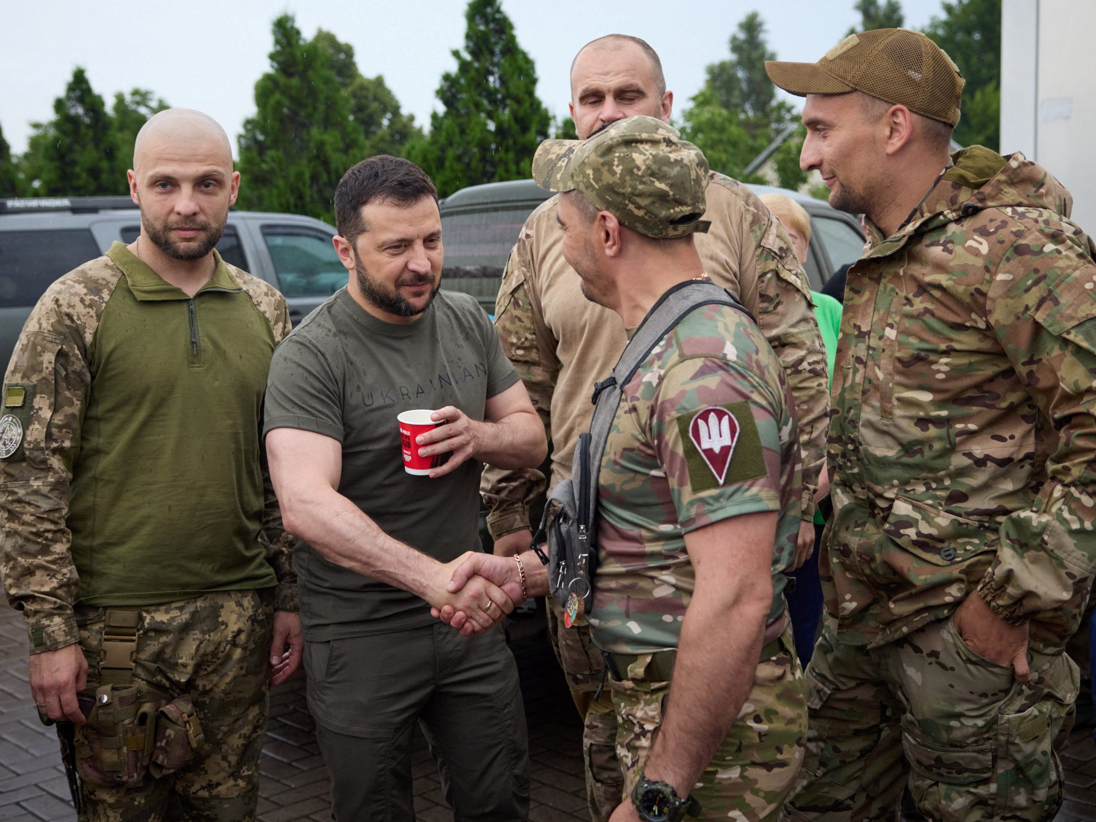 Ukrainischer Präsident Selenskyj (im Bild bei einem Frontbesuch am 26. Juni 2023) in täglicher Videoansprache: "Es ist ein glücklicher Tag". Ukrainischer Präsident Selenskyj (im Bild bei einem Frontbesuch am 26. Juni 2023) in täglicher Videoansprache: "Es ist ein glücklicher Tag".