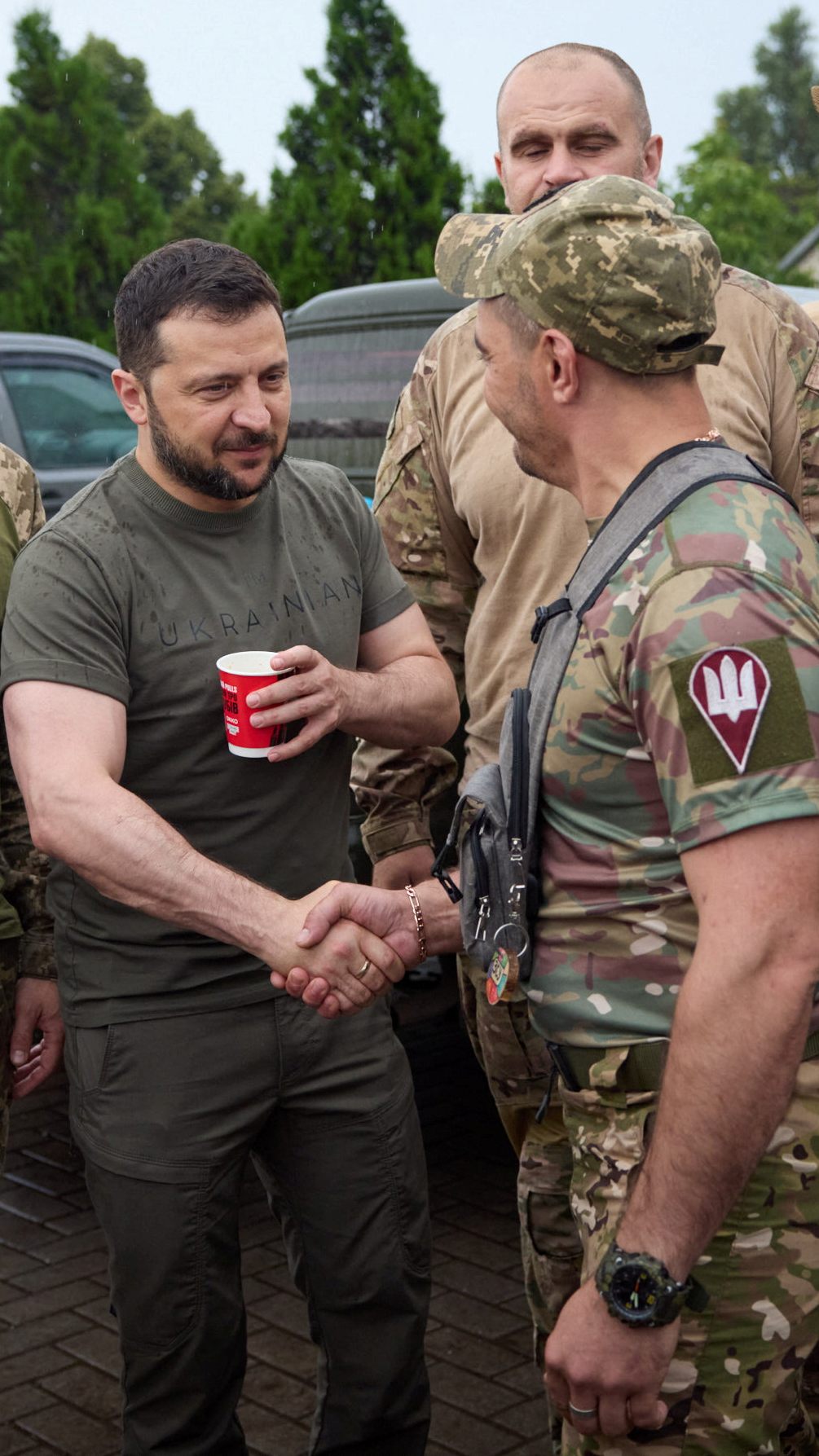 Ukrainischer Präsident Selenskyj (im Bild bei einem Frontbesuch am 26. Juni 2023) in täglicher Videoansprache: "Es ist ein glücklicher Tag".