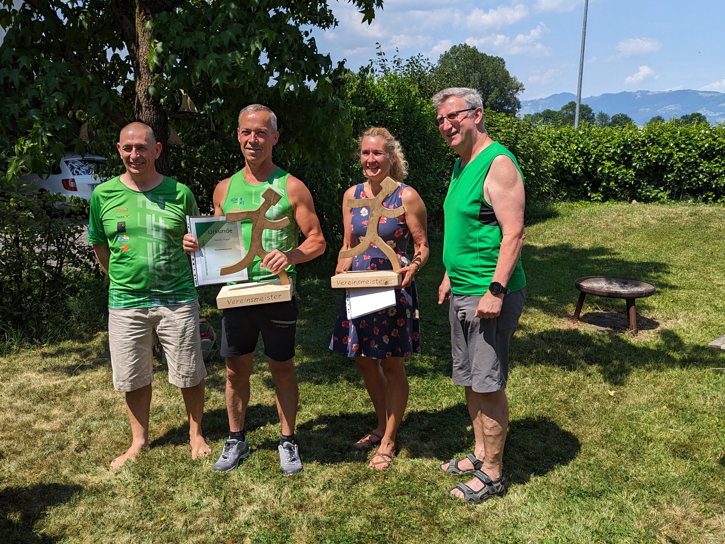 Die Vereinsmeister bekommen vom Vorstand den Wanderpokal überreicht Die Vereinsmeister bekommen vom Vorstand den Wanderpokal überreicht