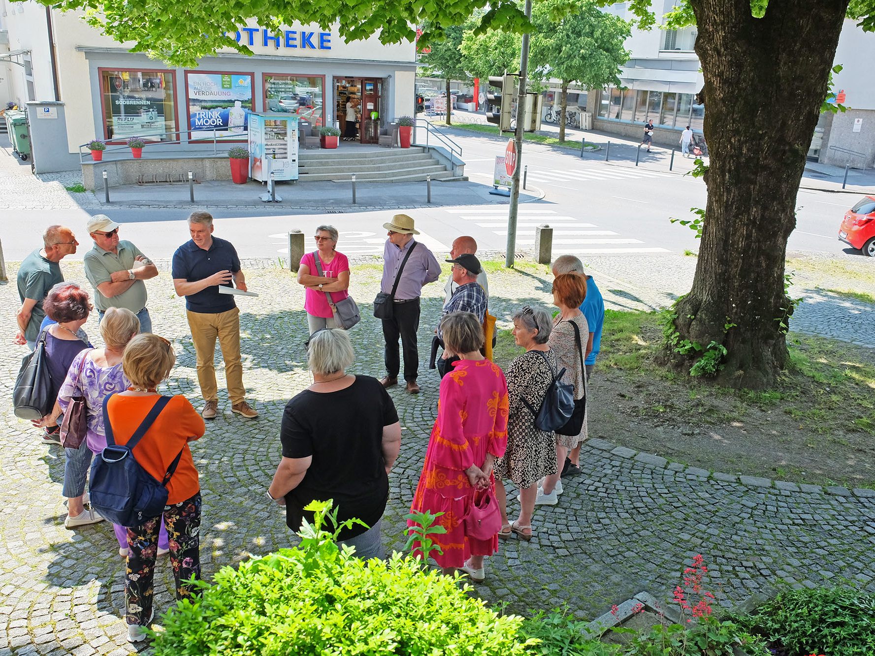 Stadtarchivar Mag. Werner Matt führte Vorarlberg-50plus Mitglieder durchs alte Hatlerdorf