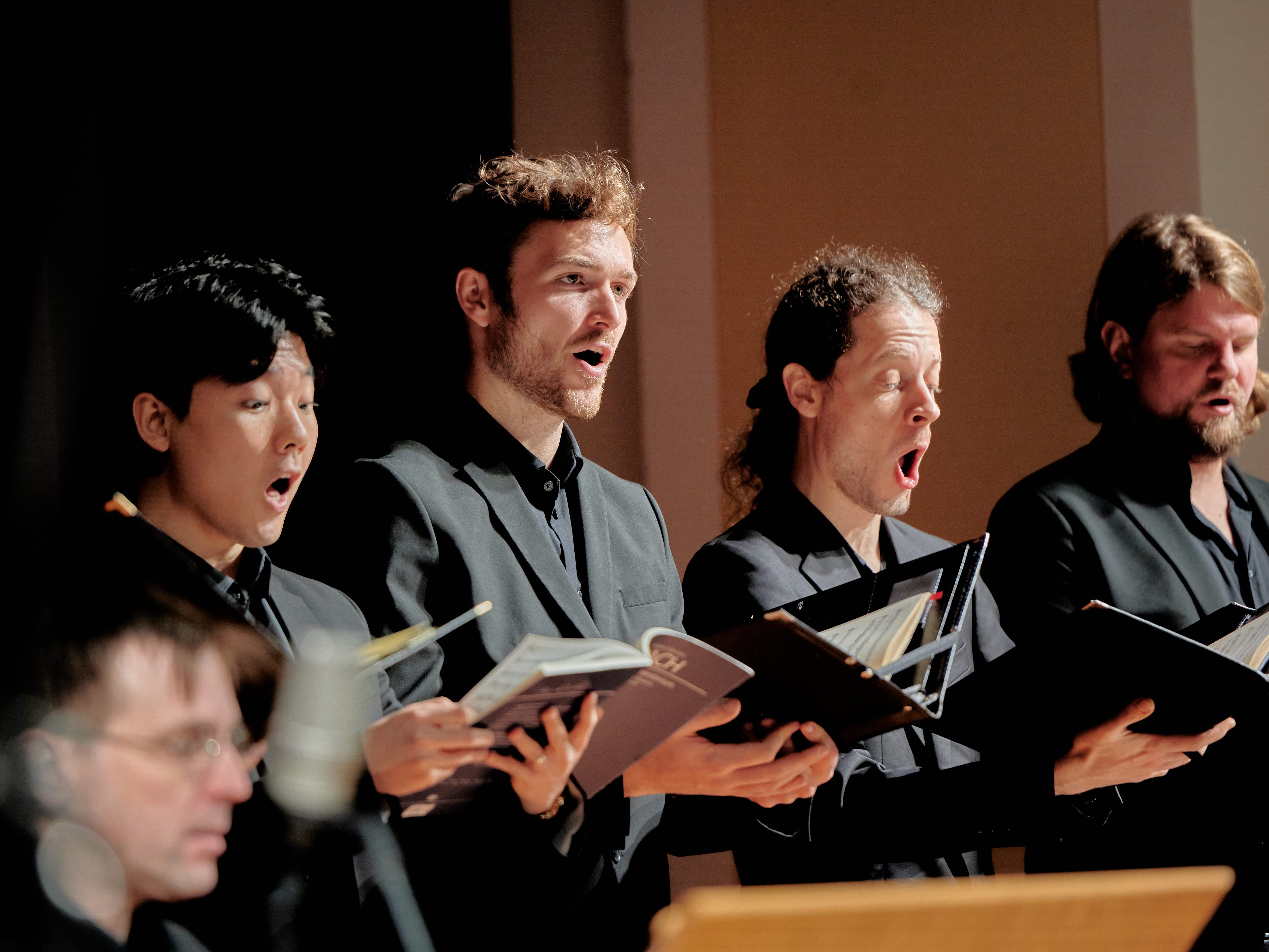 In den Lehrgängen „Chorleitung“ und „Katholische Kirchenmusik C“ erhalten Teilnehmer:innen zentrale Fertigkeiten wie Dirigieren, Stimmbildung und Probendidaktik. In den Lehrgängen „Chorleitung“ und „Katholische Kirchenmusik C“ erhalten Teilnehmer:innen zentrale Fertigkeiten wie Dirigieren, Stimmbildung und Probendidaktik.
