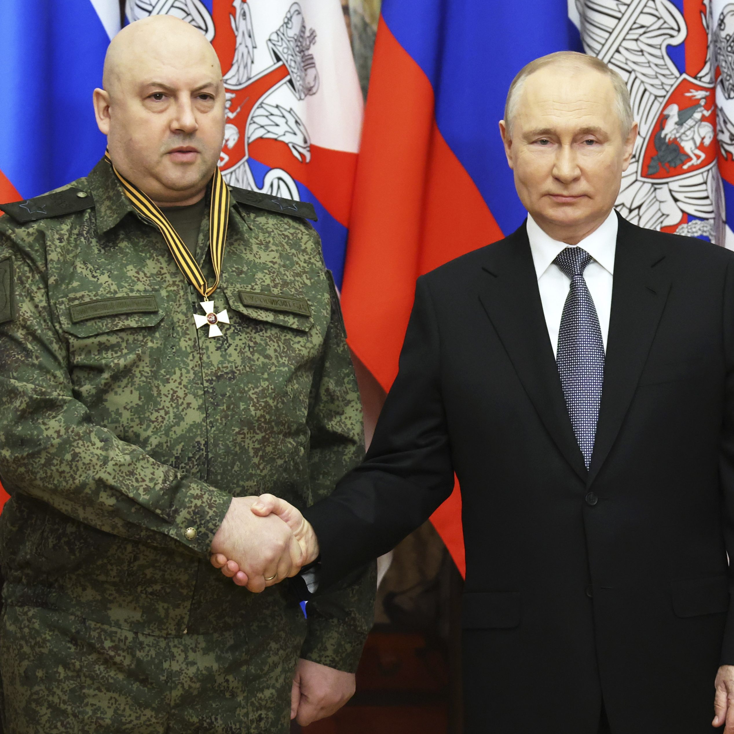 Surowikin (l.) und Putin (r.) im Dezember 2022 als der General noch in der Gunst des russischen Staatschefs stand.