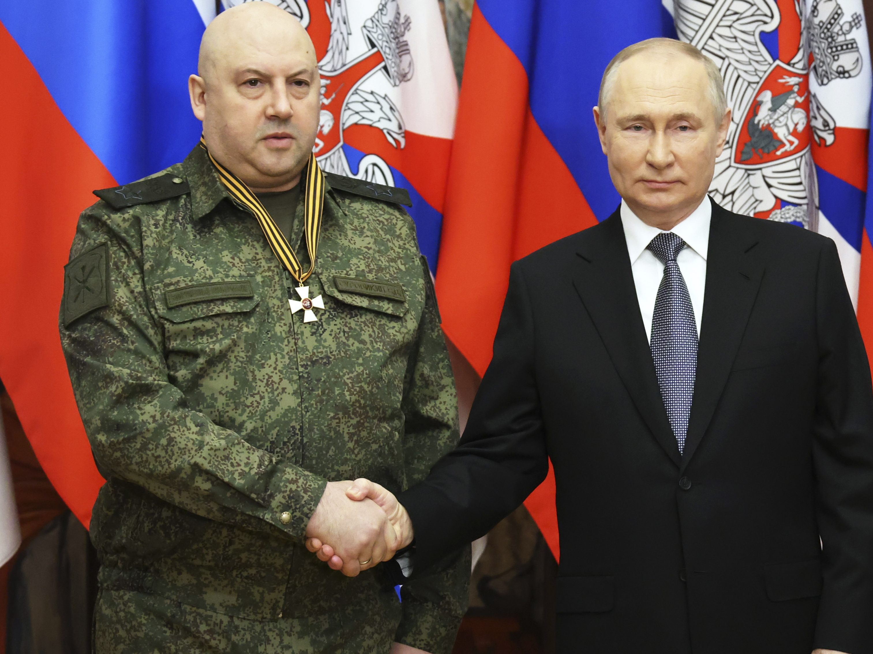 Surowikin (l.) und Putin (r.) im Dezember 2022 als der General noch in der Gunst des russischen Staatschefs stand. Surowikin (l.) und Putin (r.) im Dezember 2022 als der General noch in der Gunst des russischen Staatschefs stand.
