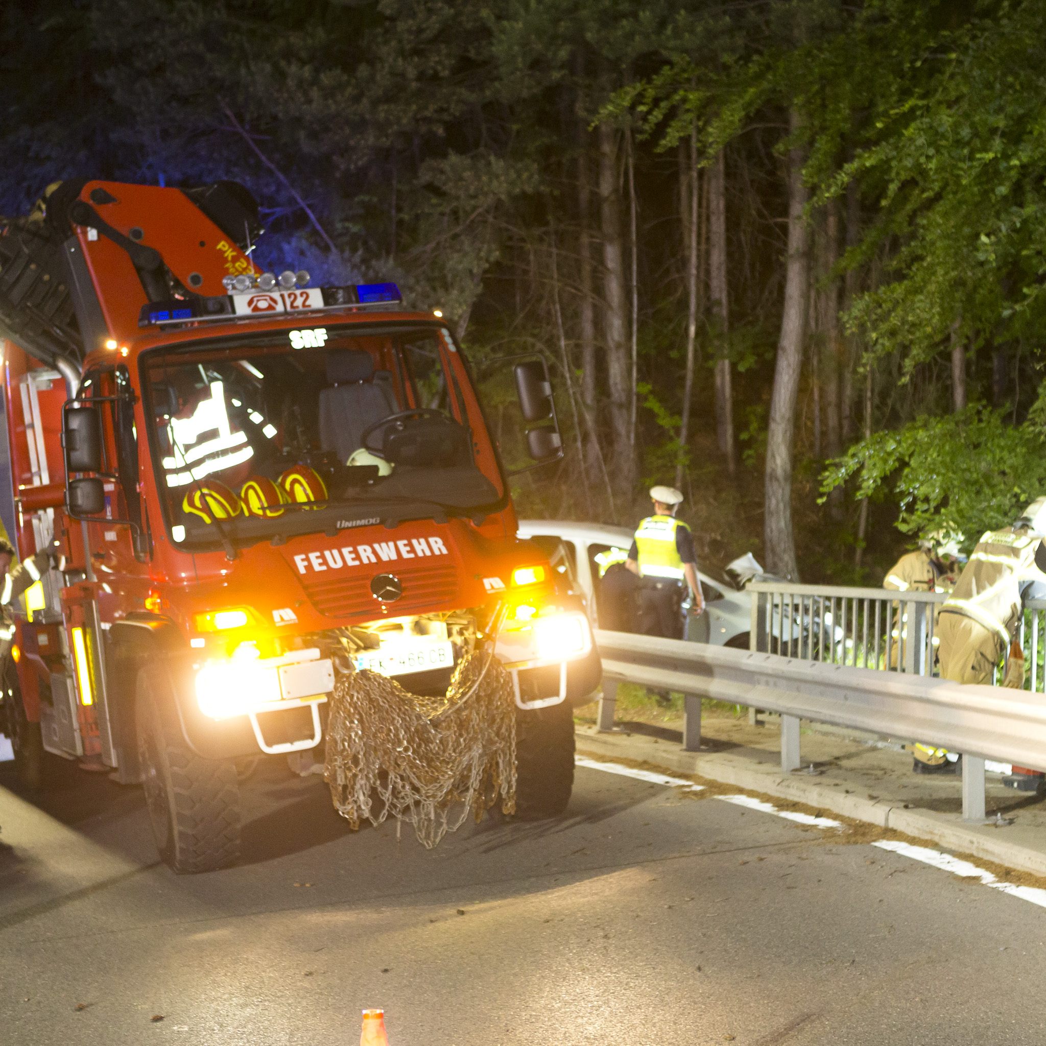 Die Feuerwehr musste den Wagen mit eine Kran bergen.