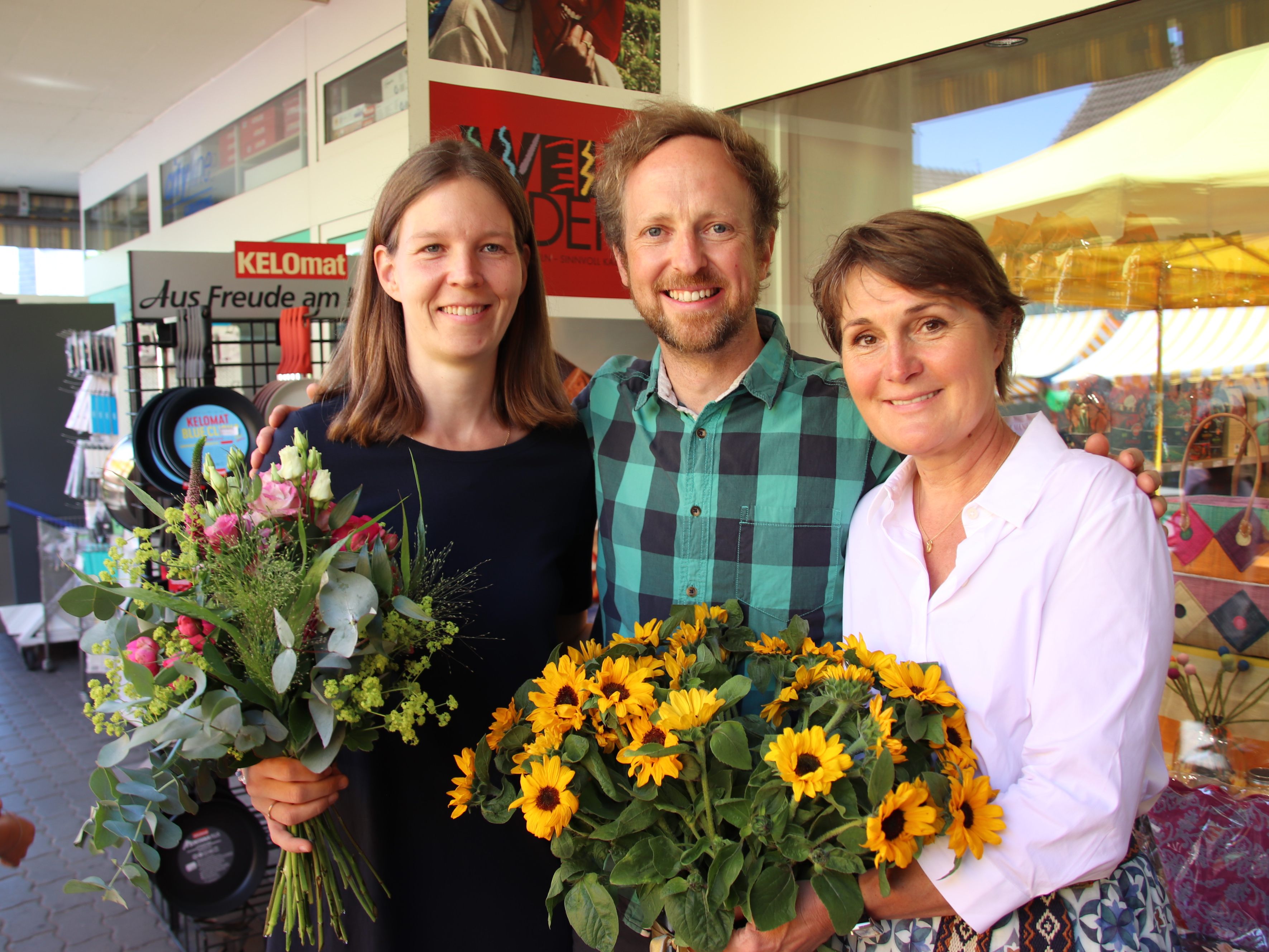 Weltladen-GF Simone Wolf, „Welt-Fair-Eins“-Obmann Klemens Thaler und Vizebgm. Angelika Moosbrugger. Weltladen-GF Simone Wolf, „Welt-Fair-Eins“-Obmann Klemens Thaler und Vizebgm. Angelika Moosbrugger.