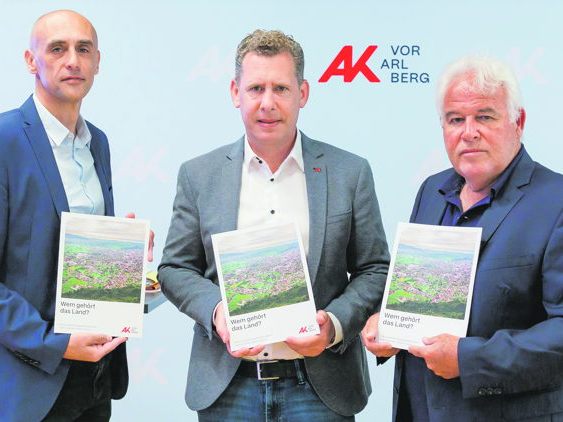 Dr. Paul Stampfl (l), Geschäftsführer der Telesis Entwicklungs- und Management GmbH, und ISK-Geschäftsführer Prof. DI Dr. Gerald Mathis (r) zeichnen für die Studie verantwortlich. AK Präsident Bernhard Heinzle (Mitte) gab die Arbeit in Auftrag.