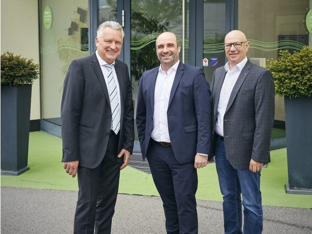 High-Tech-Unternehmen 1zu1 stellt mit der Übergabe der Geschäftsführung durch die beiden Gründer Wolfgang Humml (links) und Hannes Hämmerle (rechts) an den langjährigen Vertriebsleiter Thomas Kohler (Mitte) die Weichen für die Zukunft. High-Tech-Unternehmen 1zu1 stellt mit der Übergabe der Geschäftsführung durch die beiden Gründer Wolfgang Humml (links) und Hannes Hämmerle (rechts) an den langjährigen Vertriebsleiter Thomas Kohler (Mitte) die Weichen für die Zukunft.