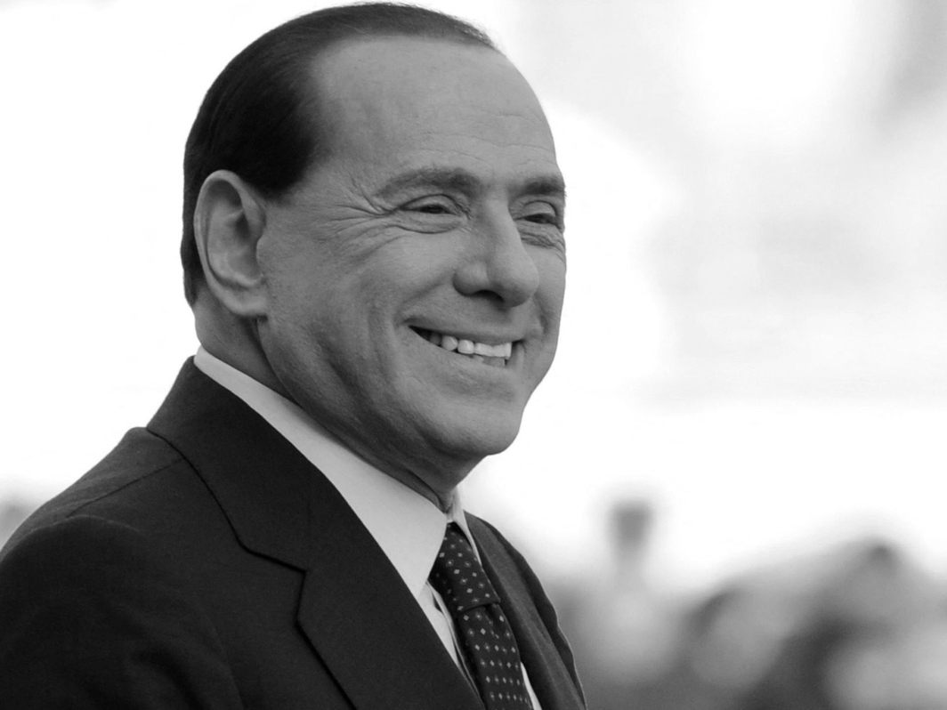 Nach der Trauerzeremonie wird Berlusconis Leichnam zurück in seine Residenz in Arcore bei Mailand überführt und dann eingeäschert.