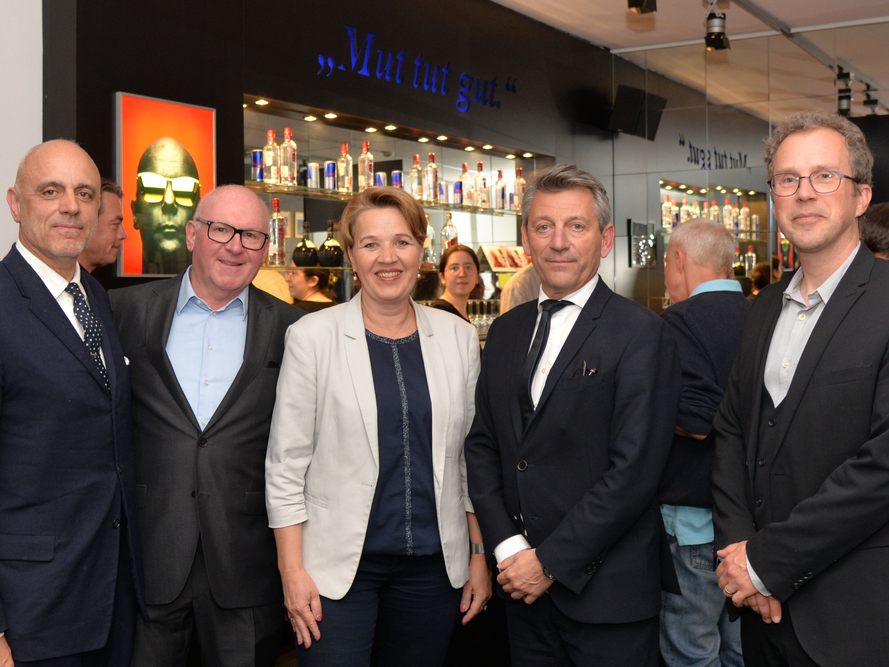 Kurator Gerald A. Matt, Kulturamtsleiter Roland Jörg, Bgm. Andrea Kaufmann, Jürgen Meindl (Sektionschef für und und Kultur) und Co-Kurator Sebastian Lux (F.C. Gundlach Hamburg). (v. l.) Kurator Gerald A. Matt, Kulturamtsleiter Roland Jörg, Bgm. Andrea Kaufmann, Jürgen Meindl (Sektionschef für und und Kultur) und Co-Kurator Sebastian Lux (F.C. Gundlach Hamburg). (v. l.)