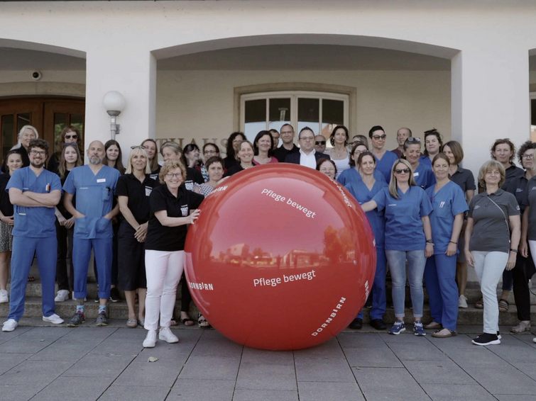 Der große, rote Ball wurde gemeinsam über den Marktplatz bewegt. Der große, rote Ball wurde gemeinsam über den Marktplatz bewegt.