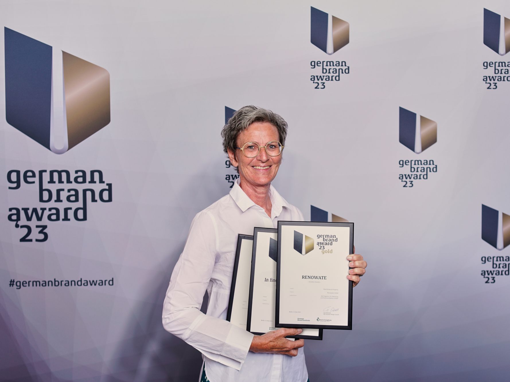 die3 freut sich über drei Auszeichnungen beim German Brand Award 2023 für die Markenentwicklung von RENOWATE und den Geschäftsbericht 2021 der Euram Bank. Für das gesamte die3-Team nahm Gesellschafterin Maria Linder die Auszeichnungen in Berlin entgegen. die3 freut sich über drei Auszeichnungen beim German Brand Award 2023 für die Markenentwicklung von RENOWATE und den Geschäftsbericht 2021 der Euram Bank. Für das gesamte die3-Team nahm Gesellschafterin Maria Linder die Auszeichnungen in Berlin entgegen.