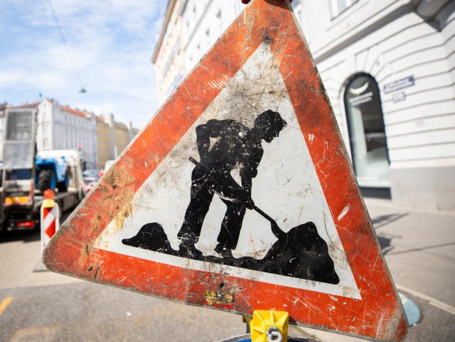 Ein Zeuge alarmierte die Polizei, weil er zwei Männer dabei beobachtet hatte, wie sie in eine Baustelle einbrachen. Ein Zeuge alarmierte die Polizei, weil er zwei Männer dabei beobachtet hatte, wie sie in eine Baustelle einbrachen.