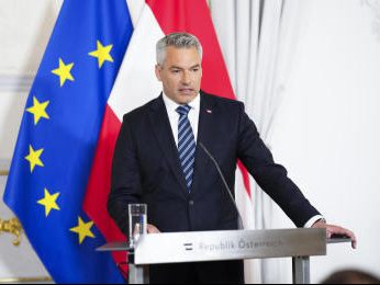 Zwei Österreicher wurden aus iranischer Haft entlassen. Bundeskanzler Karl Nehammer (ÖVP) sprach von einem "riesengroßen diplomatischen Erfolg". Zwei Österreicher wurden aus iranischer Haft entlassen. Bundeskanzler Karl Nehammer (ÖVP) sprach von einem "riesengroßen diplomatischen Erfolg".