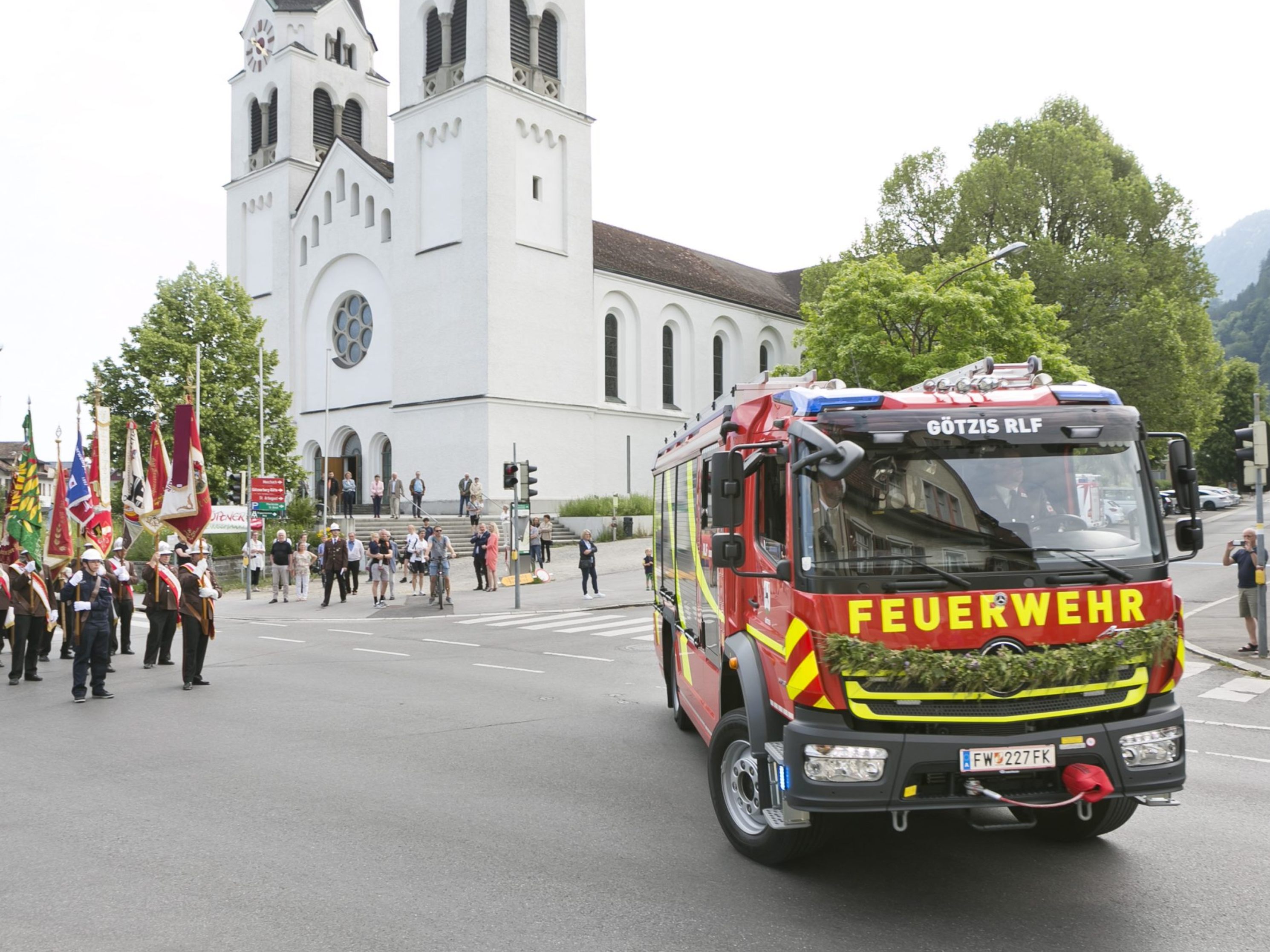 Das neue Rüst-Lösch-Fahrzeug erhielt bei der Götzner Pfarrkirche die kirchliche Segnung Das neue Rüst-Lösch-Fahrzeug erhielt bei der Götzner Pfarrkirche die kirchliche Segnung