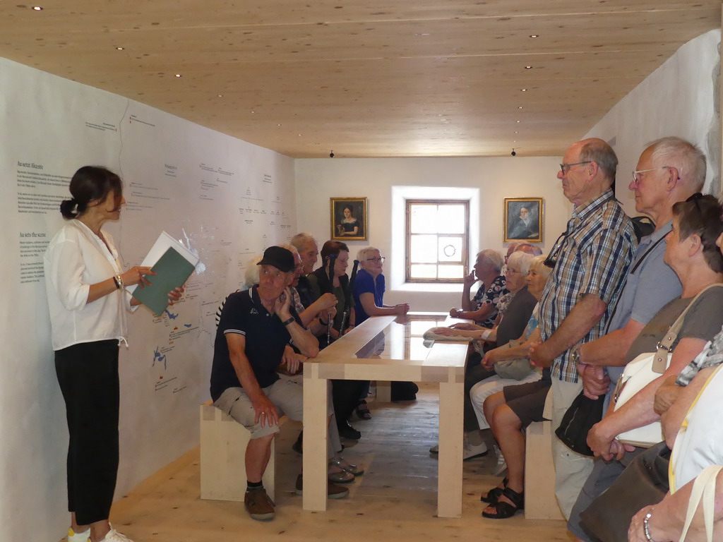 Frau Rüscher führt durch das Museum