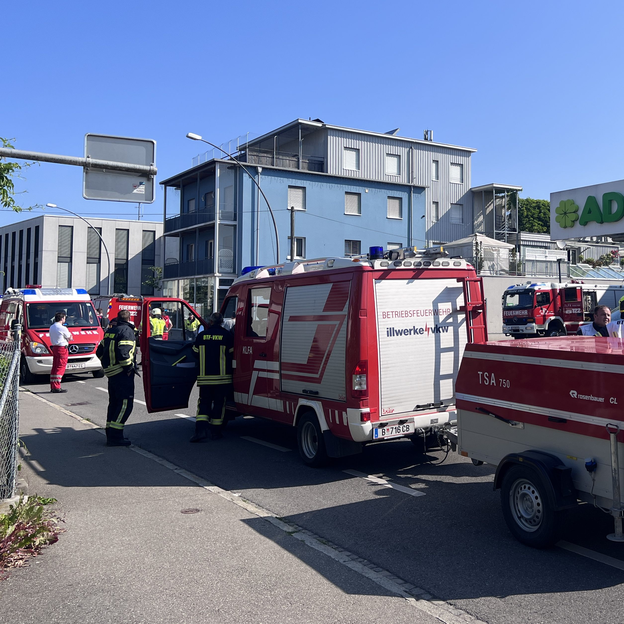Die BEtriebsfeuerwehr der illwerke vkw war auch vor Ort.