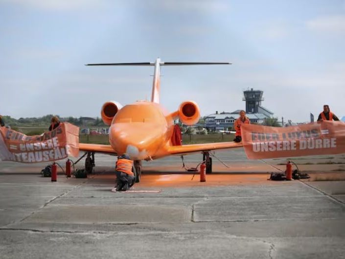 Die Aktivisten "marktierten" diesen Privatjet. Die Aktivisten "marktierten" diesen Privatjet.