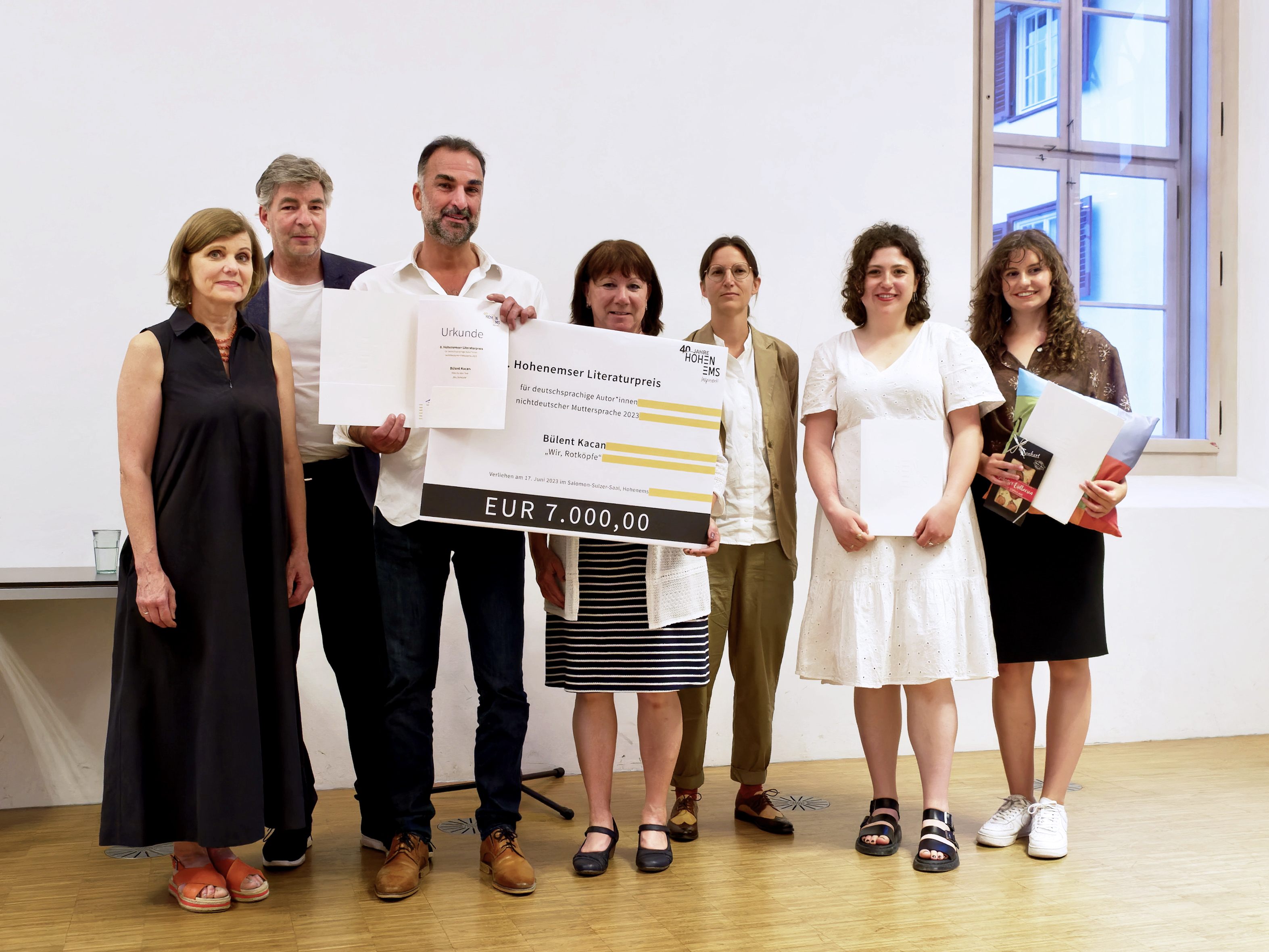 v. l. Landesstatthalterin Barbara Schöbi-Fink, Literaturkritiker und Jurymitglied Stefan Gmünder, Preisträger Bülent Kacan, Kulturstadträtin Erika Kawasser, Literaturwissenschaftlerin und Jurymitglied Veronika Schuchter, aUGUST*-Preisträgerinnen Neela Rensmann und Hannah Bethge
