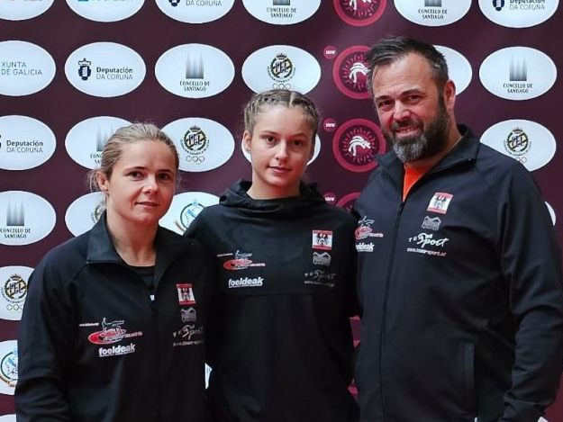Elena Gassner mit Trainerin Oleksandra Kogut und weiterem ÖRV-Funktionär