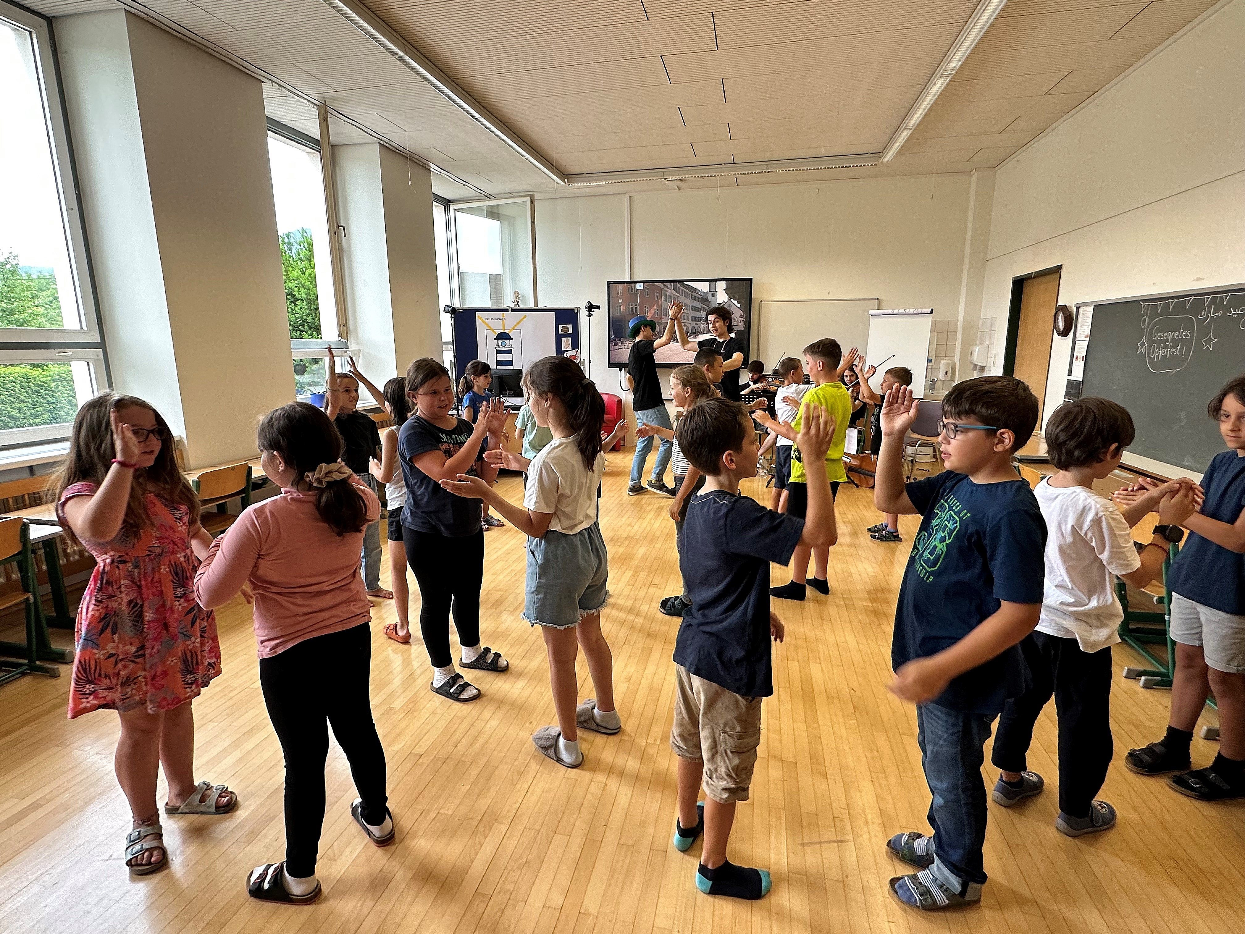 Die Kinder der VS Leopold waren begeistert vom musikalischen Besuch des Metanoia Quartetts.