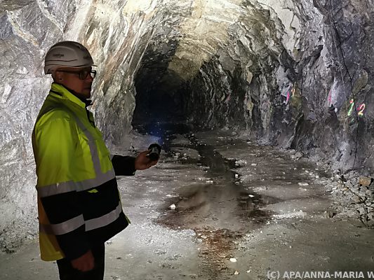 Ein Stollen mit dem Lithium-haltigen Gestein Pegmatit Ein Stollen mit dem Lithium-haltigen Gestein Pegmatit