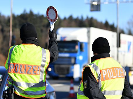 Zusätzliche Polizisten sollen ab August an Grenze eingesetzt werden Zusätzliche Polizisten sollen ab August an Grenze eingesetzt werden