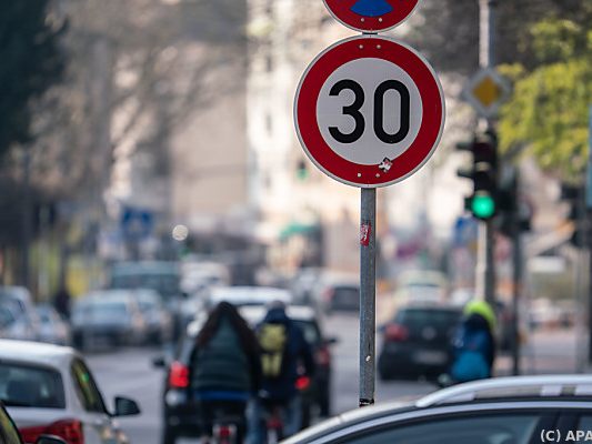 Tempo 30 soll die Sicherheit erhöhen. Tempo 30 soll die Sicherheit erhöhen.