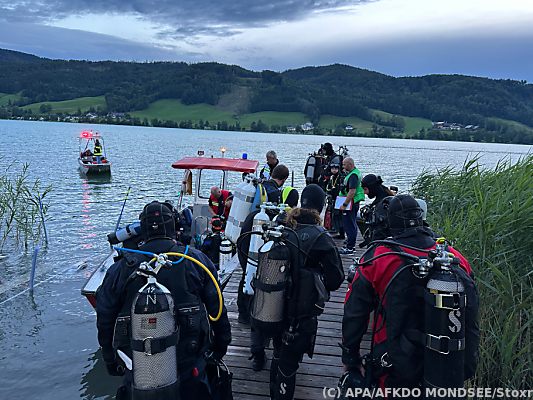 Einsatzkräfte bei der Suche nach dem Verunglückten Einsatzkräfte bei der Suche nach dem Verunglückten