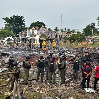Spur der Verwüstung nach Explosion gelagerter Feuerwerke in Thailand