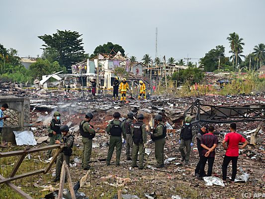 Spur der Verwüstung nach Explosion gelagerter Feuerwerke in Thailand