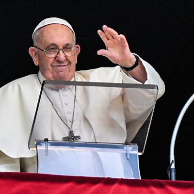 Papst Franziskus beim Angelus-Gebet am Petersplatz im Vatikan