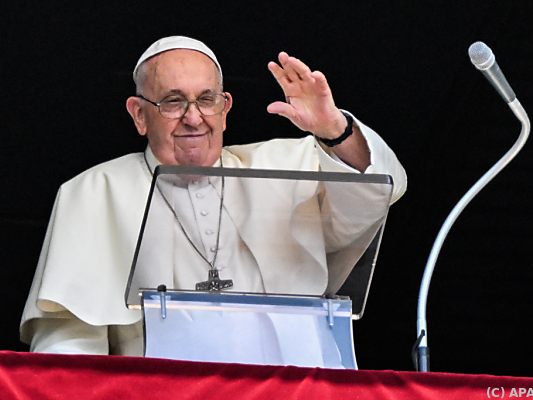 Papst Franziskus beim Angelus-Gebet am Petersplatz im Vatikan Papst Franziskus beim Angelus-Gebet am Petersplatz im Vatikan