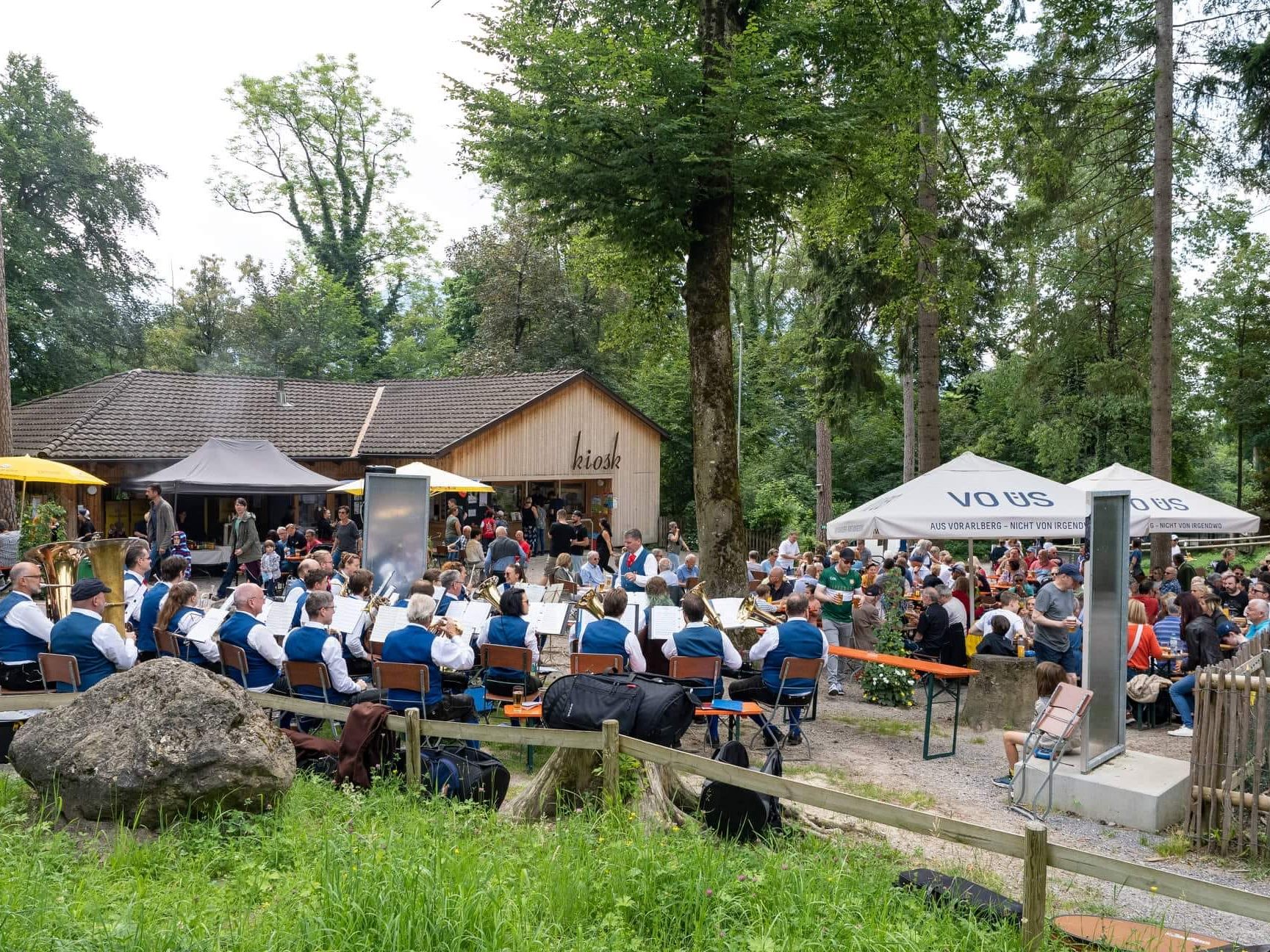 Die Stadtmusik und Besucher*innen beim Frühschoppen 2022