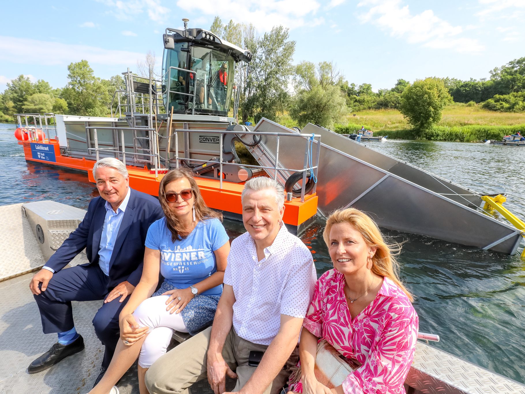 Das Spezial-Mähboot "Laichkraut" ist auf der Neuen Donau unterwegs. Das Spezial-Mähboot "Laichkraut" ist auf der Neuen Donau unterwegs.
